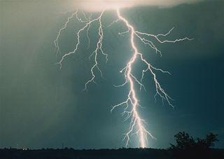 夜色中的雷电图片