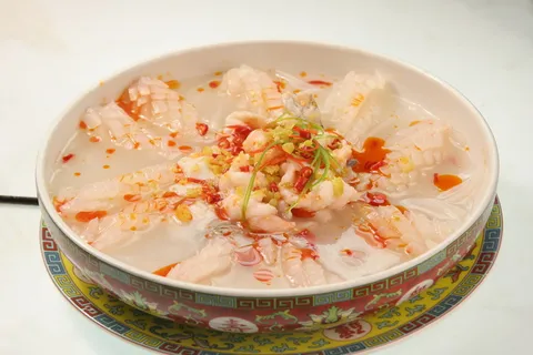 跳水三鲜（虾仁、草鱼、云鱼）酸辣