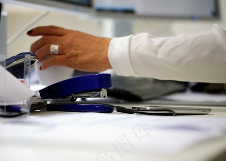 端茶杯的手图片