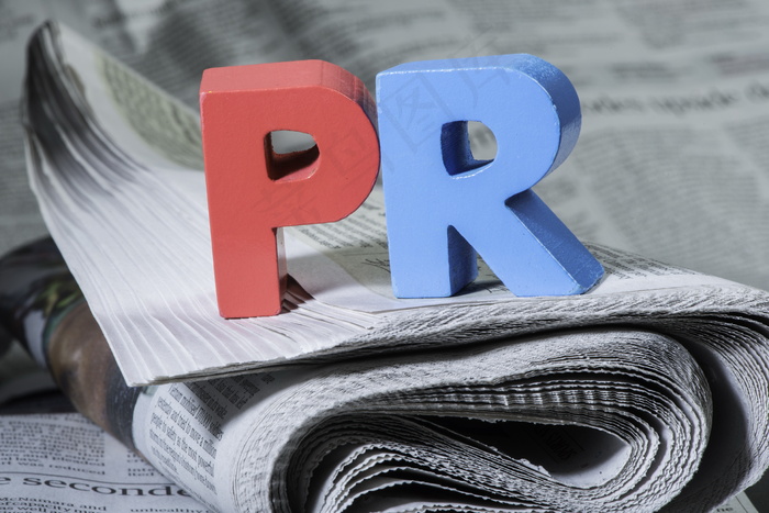 一叠厚报纸图片