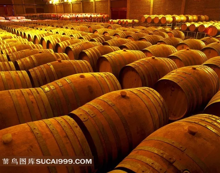 酒坊里排列整齐的酒桶