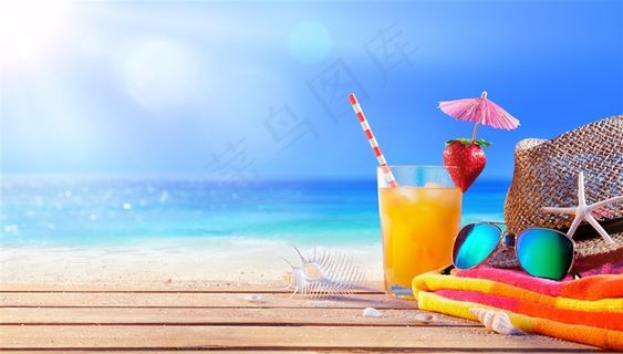海滩上的草帽和冷饮高清图片