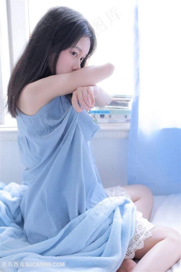 坐在床上的清纯女生写真