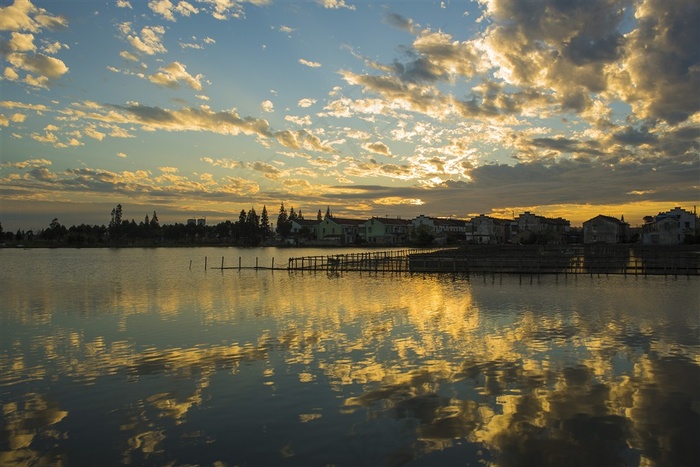 湖边民居夕阳美景摄影