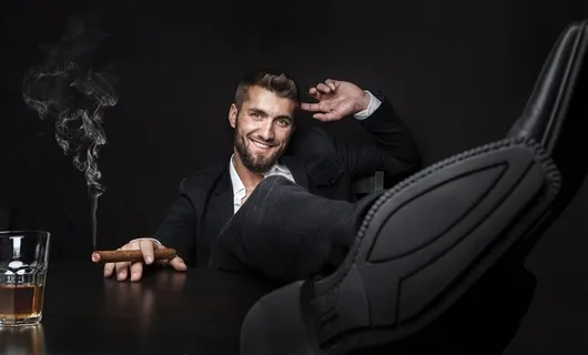 微笑抽烟的男人