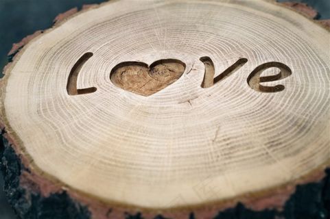 雕刻在木头上的LOVE艺术字大图 雕刻在木头上的LOVE艺术字大图