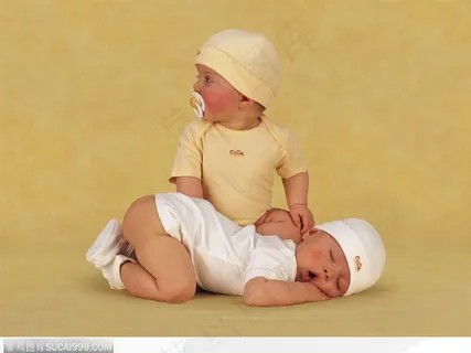 熟睡与吃着奶嘴的婴儿