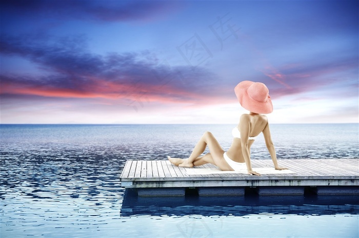 美女沐浴晚霞图片