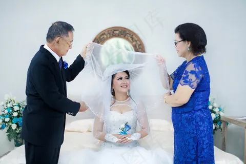 新娘出嫁婚纱照图片 新娘出嫁婚纱照图片