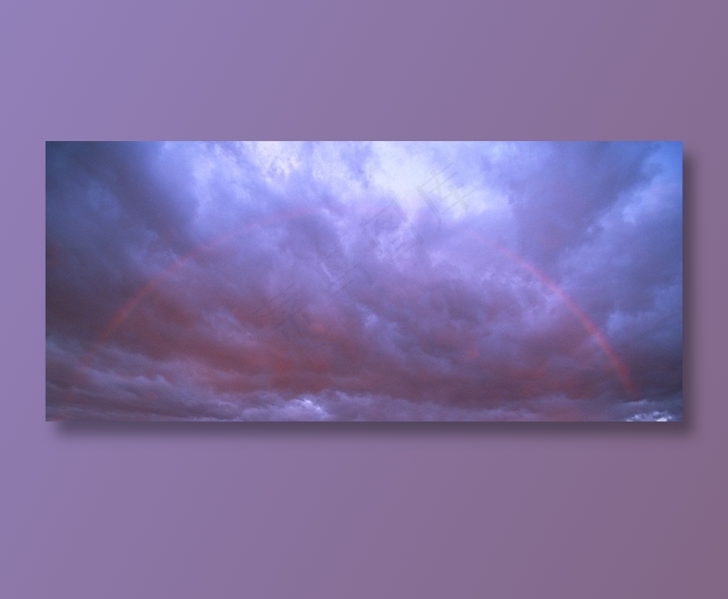 天空中云彩前出现的红色光晕