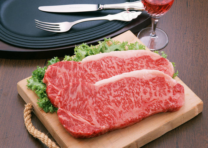 鲜肉食材-砧板上的肉片
