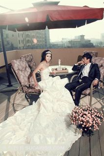 户外婚纱广告摄影露天咖啡馆的夫妻