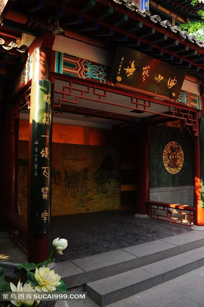 寺庙门前的花朵