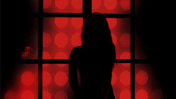 一个女孩在夜总会跳舞的剪影