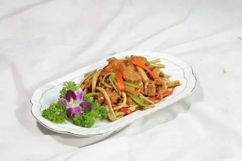 02茶树菇炒牛柳 一篓油