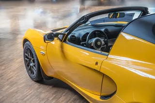 黄色品牌跑车图片