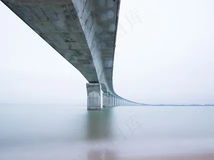 跨海大桥桥墩图片