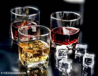 酒酒杯啤酒冰块冰啤酒