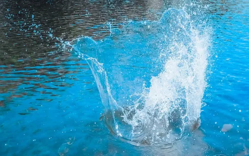 一石激起千层浪波涛浪潮翠绿河岸