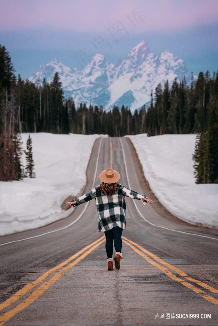 雪山树林公路美女背影图片