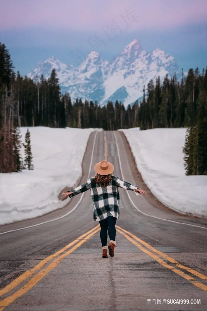 雪山树林公路美女背影图片