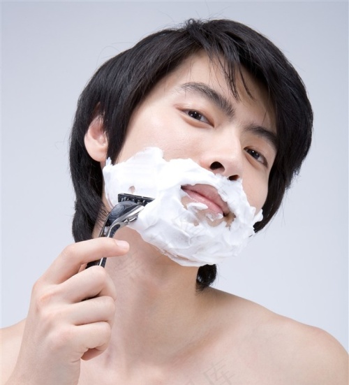 男子刮胡子图片