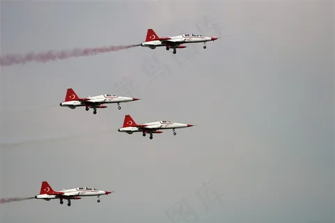 4架飞行的红白色战斗机