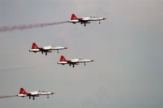 4架飞行的红白色战斗机