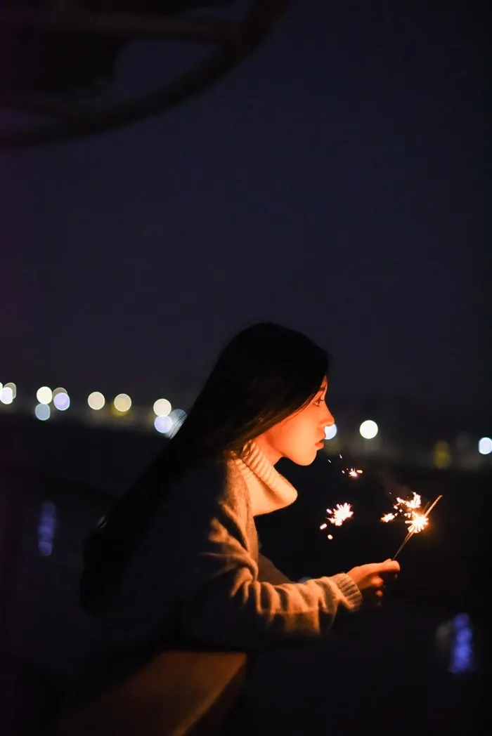 点燃烟花的少女