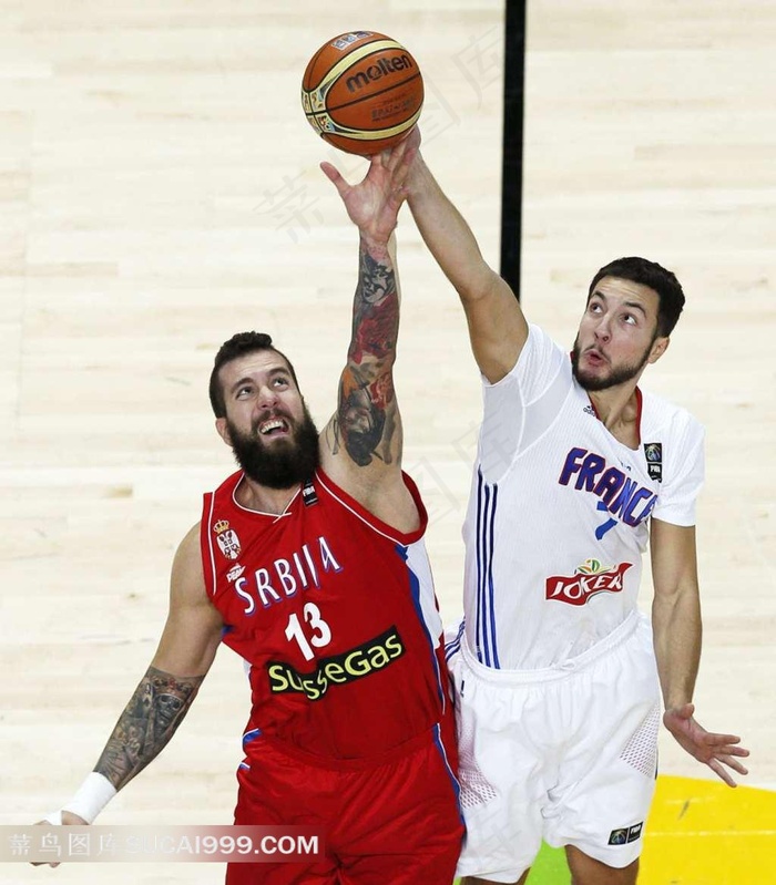 球场上跳球的两个中锋