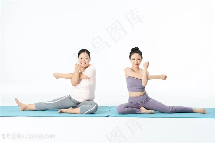 胖瘦姐妹一起做瑜伽