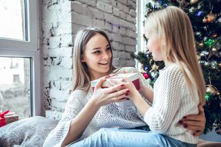 圣诞节室内人物在冬天窗边场景圣诞送礼物(80)