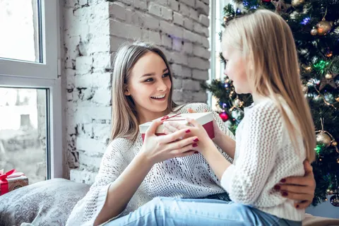 圣诞节室内人物在冬天窗边场景圣诞送礼物(80) 圣诞节室内人物在冬天窗边场景圣诞送礼物(80)