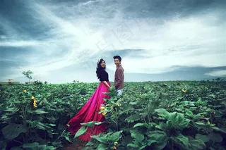 情牵花海幸福恋人婚纱特写图片