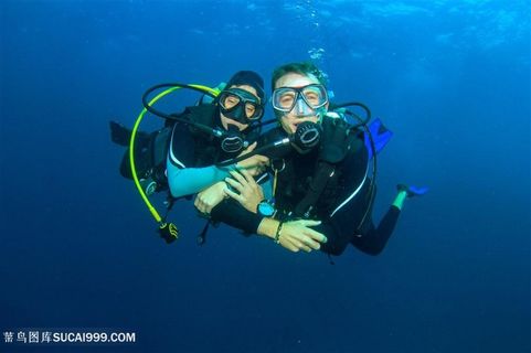 海底的潜水员高清图