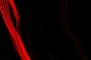 红色流动线条黑色背景图片