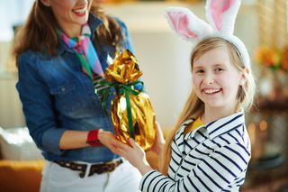收藏母亲在复活节兔子耳朵里给女儿送上复活节彩蛋
