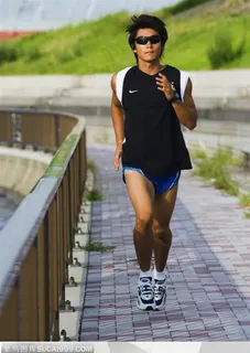比赛运动-小道上跑步的男人 比赛运动-小道上跑步的男人