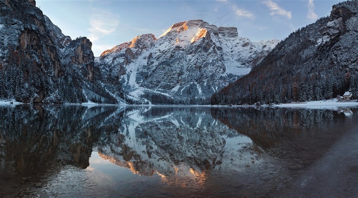 雪山湖面倒影风景