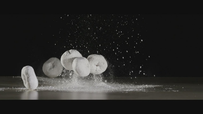 下降的甜甜圈和糖粉