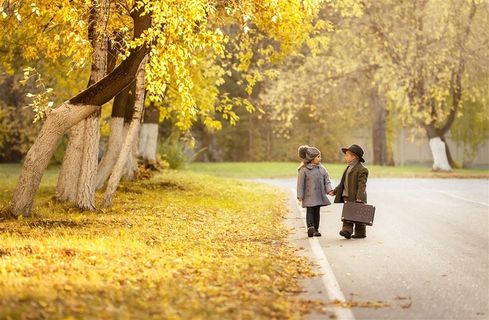 走在森林里的男孩女孩