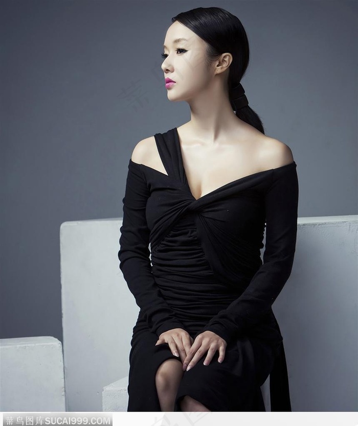 穿黑色晚礼服气质高贵的韩国明星美女李贞贤