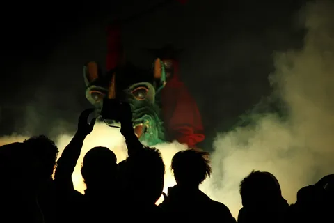 狂欢人群剪影图片