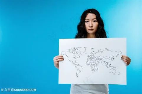 手拿世界地图图片