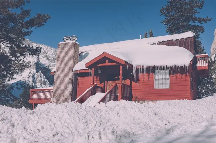 被雪覆盖的小屋图片
