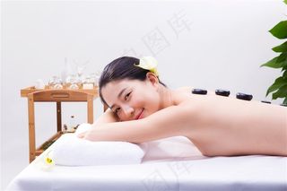 在做火山石的美女图片