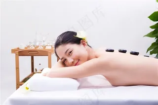 在做火山石的美女图片