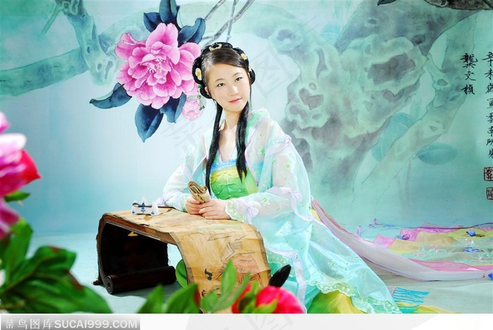 坐书桌前读书的穿传统服装汉服的古典美女