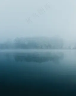 朦胧意境湖泊风景图片