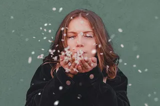 年轻吹花瓣女生图片